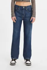 Pantalón de jean azul oscuro, de corte recto, tiro medio y confeccionado en denim rígido.