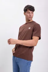 Remera marrón de manga corta con cuello redondo y estampado de un sol en el pecho.