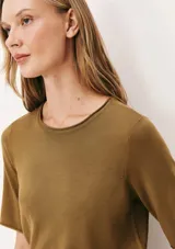 Blusa azul marino de tejido de punto, con cuello redondo y mangas cortas.