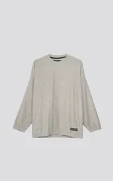 Sweater de punto color gris claro, de corte holgado, con cuello redondo y puños con elástico.