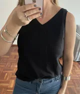 Musculosa negra de algodón con escote en V y sisas anchas.