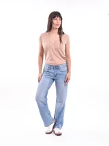Pantalón jean celeste de corte recto, con cintura alta y detalles de roturas en los bolsillos delanteros.