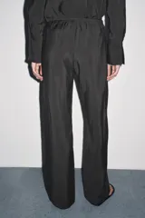 Pantalón de tiro medio con cintura elástica ajustable con cordones y pierna ancha.