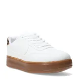 Zapatillas deportivas blancas con cordones, detalle de animal print en el talón y suela gruesa color caramelo.