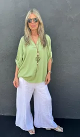 Blusa lisa color verde claro, de viscosa, con cuello mao y mangas 3/4 con botón.