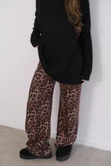 Pantalón de lanilla con estampado animal print de leopardo en tonos marrones. Corte recto y cintura alta.