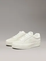 Zapatillas urbanas Calvin Klein color blanco hueso, de corte bajo y plataforma plana. Presentan logo CK bordado en el lateral y suela vulcanizada.