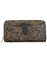 Billetera con cierre de cremallera y diseño con estampado de piel de serpiente en tonos marrones y negros.