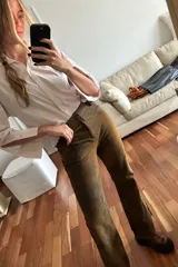 Pantalón marrón de cuero ovino con corte oxford y efecto desgastado.