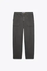 Pantalón gris oscuro de tiro alto con cintura elástica, bolsillos delanteros y falsos bolsillos con solapa en la espalda. Cierre frontal con cremallera y botón.