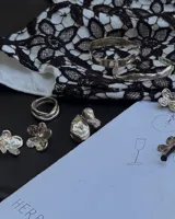 Anillo dorado con diseño irregular que simula un pétalo.