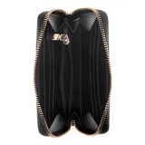 Billetera Guess Cosette negra con logo triangular dorado. Incluye tres bolsillos deslizantes, un bolsillo con cierre, seis ranuras para tarjetas y una ventana de identificación.