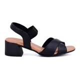 Sandalias de tacón bajo Usaflex color negro, con tiras cruzadas en el empeine y tira elástica en el tobillo.
