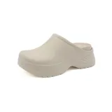 Zueco color beige con plataforma y diseño robusto.