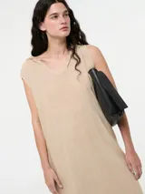 Vestido largo de tono beige, con escote en V y capucha, ideal para un look fresco.
