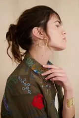 Camisa beige con estampado de motivos marinos en tonos azules y verdes. De corte recto, con cuello mao y mangas 3/4.