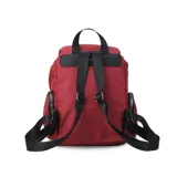 Mochila negra de nylon con tapa y broche metálico. Tiene apertura superior con broche, bolsillos internos, bolsillo con cierre metálico al frente y laterales. Tiene asas rígidas de mano y correas regulables para colgar en la espalda.