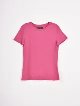 Remera de manga corta y cuello redondo, color rosa viejo, con un calce ajustado al cuerpo.