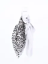 Pack de dos coleros con moña, uno con estampado animal print blanco y negro, y otro liso color gris claro.