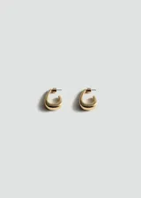 Aros dorados de diseño en espiral, ideales para complementar cualquier look.