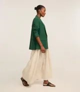 Vestido midi de color negro confeccionado en tejido de viscolino. Cuenta con breteles finos, escote redondo con pliegues frontales y un panel con volado en el ruedo.