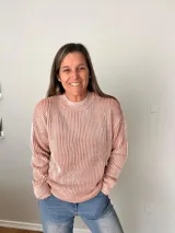 Suéter tejido de corte relajado con diseño a rayas finas en color terracota y crudo. Tiene cuello redondo clásico y tejido suave y abrigado.