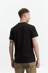 Remera verde con escote en V y logo bordado en el pecho.