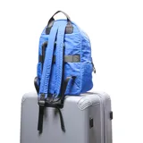 Mochila azul de tela con doble cierre, compartimento para notebook pequeña, forro interior textil y bolsillo externo con solapa.