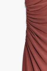 Vestido midi marrón de tejido de punto, con cuello redondo, sin mangas, drapeado en el lateral y abertura en la espalda.