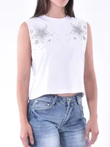 Musculosa blanca de corte recto, sin mangas y con cuello redondo. Presenta un diseño de estrellas con apliques de strass o tachas plateadas en la zona de los hombros.