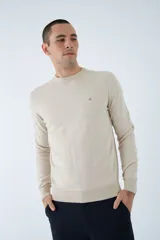 Sweater de algodón con cashmere color beige, de corte clásico, con cuello redondo a la base, puños y dobladillo acanalados y logo bordado en el pecho.