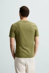Camiseta marrón de corte slim fit, confeccionada en tejido de algodón con elasticidad, cuello redondo y manga corta.