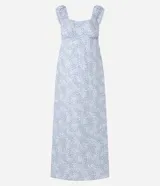 Vestido midi con estampado floral celeste y blanco, breteles anchos con volados, escote cuadrado y corte recto.