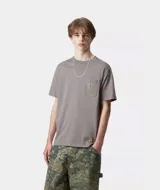 Remera de manga corta y cuello redondo, confeccionada en tejido de punto. Presenta un bolsillo de parche en el pecho con la etiqueta cuadrada característica de la marca.