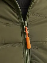 Campera verde militar acolchada, de manga larga y cuello alto. Tiene cierre frontal con cremallera y bolsillos laterales con cierre.