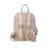 Mochila color beige de nylon resistente, con cierre principal y bolsillo frontal. Cuenta con detalle en simil cuero y bolsillo pequeño. Bolsillo trasero con cierre y bolsillos laterales para mayor comodidad. Correas a tono.