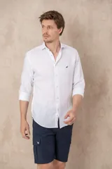 Camisa blanca de lino 100% manga larga, con cuello Hudson y corte slim fit.