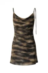 Vestido corto con estampado abstracto en tonos marrones y negros, breteles finos y escote drapeado.