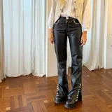 Pantalón de cuero negro con botón en guampa y detalles en tiento de cuero a contratono.