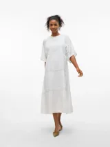 Vestido largo blanco de algodón con encaje, botones frontales, forro interior y corte regular.