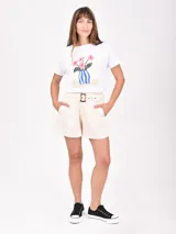 Short de vestir color verde oliva, de tiro alto con pliegues frontales y cinturón ancho con hebilla de carey.