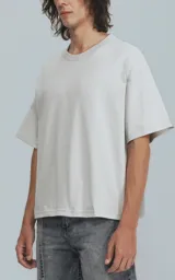 Remera gris de algodón, manga corta, cuello redondo y corte boxy fit.