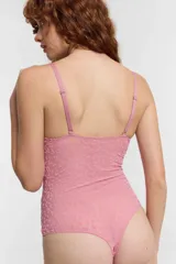 Body blanco con estampado de animal print, breteles finos y copas removibles.