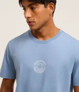 Remera celeste de algodón, corte comfort, cuello redondo, manga corta y estampa minimalista en el pecho.