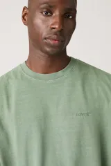 Remera verde de algodón con cuello redondo y logo bordado en el pecho.