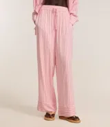 Pantalón de cambraia color rosa con rayas verticales blancas, de corte recto y cintura alta con elástico y lazo.