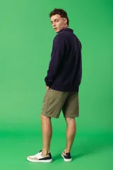 Bermuda de gabardina color verde oliva, corte recto y largo a la rodilla.