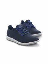 Zapatillas de lana merino color azul marino con cordones azules y suela blanca.