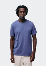 Camiseta básica de manga corta, cuello redondo y calce regular, color rojo jaspeado.