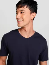 Camiseta gris oscuro de manga corta con cuello en V.